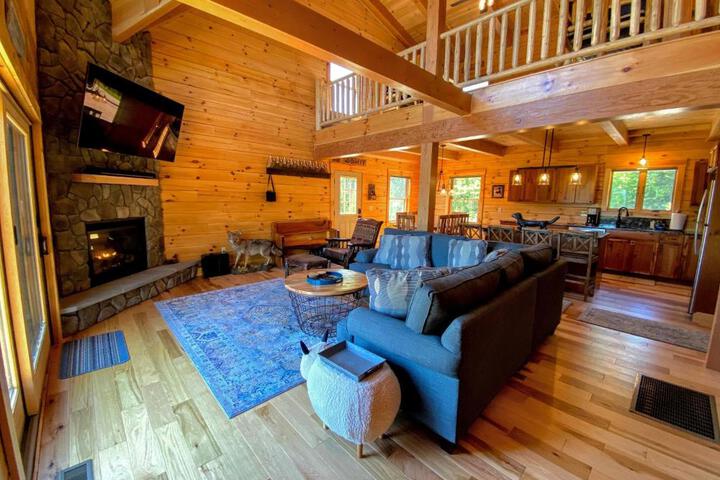 UV Log home with direct Cannon Mountain views Minutes to attractions Fireplace Pool Table AC