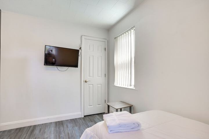 4 Mi to Nyc Shared Yard: Englewood Apartment!