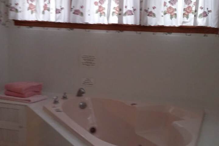 Chestnut Charm Bed & Breakfast