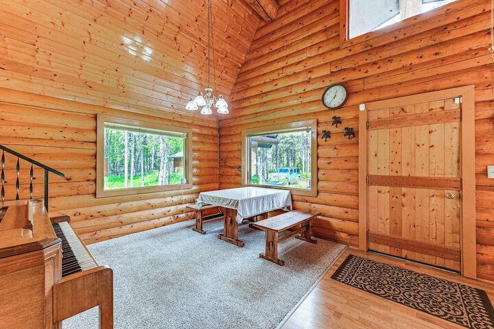 Roomy Log Cabin w / Hot Tub Walk to Kenai River!