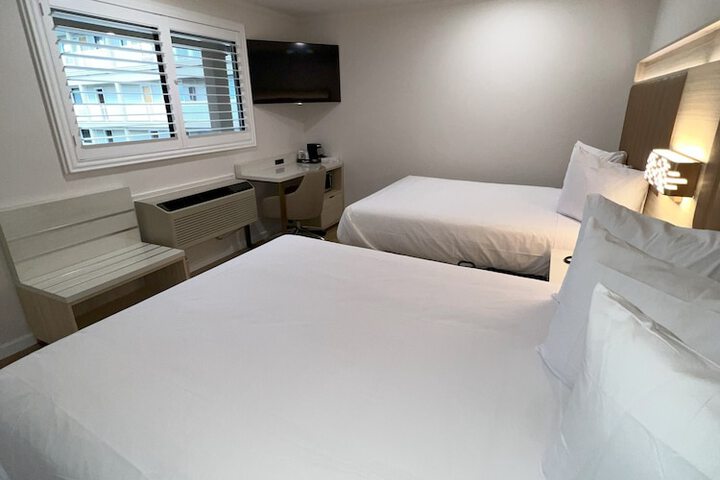 Room 6 of 10