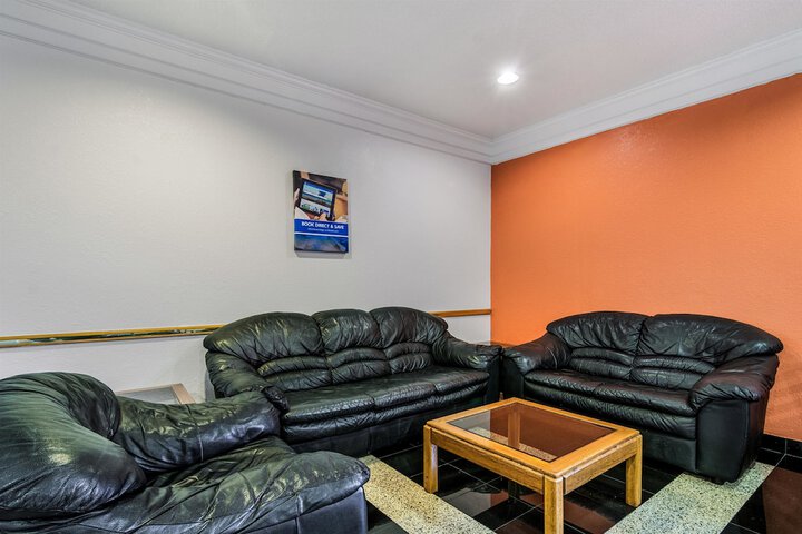 Lounge 31 of 32