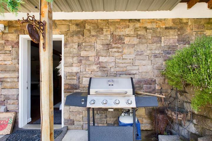 Beautiful Country Apartment AC, Pickleball, Billiards, Playground, Gardens