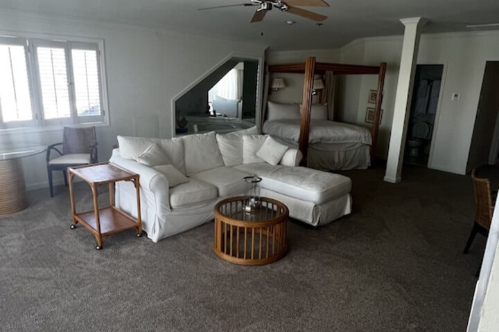 Room 28 of 76