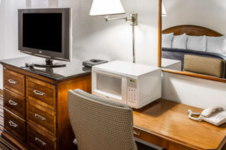 Rodeway Inn & Suites