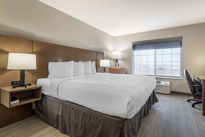 Country Inn & Suites by Radisson Watertown, SD