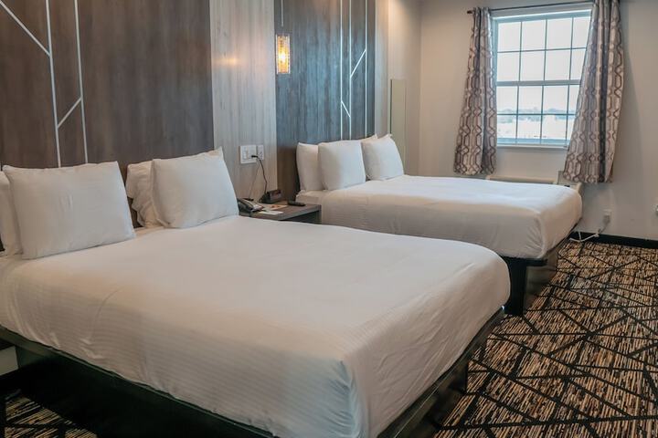 Comfeeni Inn and Suites
