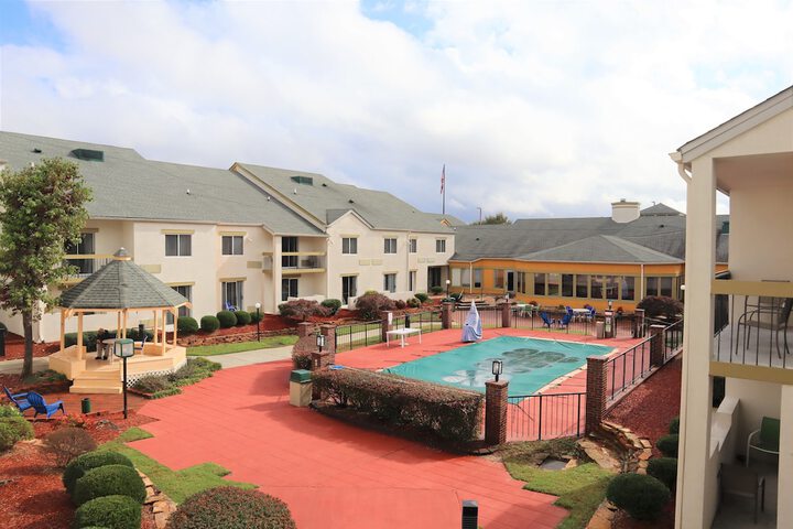 Hotel Exterior 26 of 27