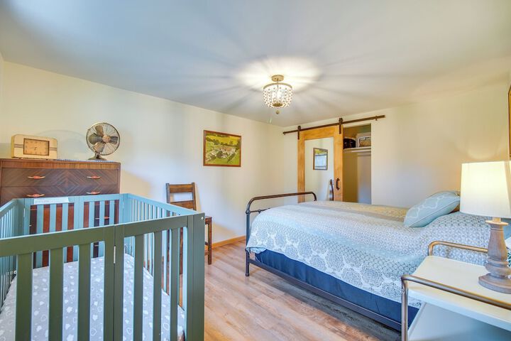 On-site Lake Access: Group Getaway in Afton