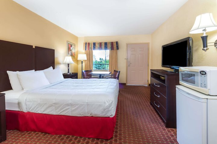 Room 4 of 9