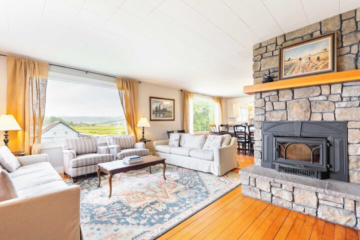 Private Beach Access + Water Views! Sleeps 18 Historic 6bdr Farmhouse w / Deck