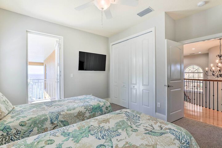 Apollo Beach House w / Private Pool + Hot Tub