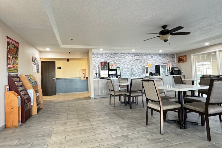 Super 8 by Wyndham Reedsburg