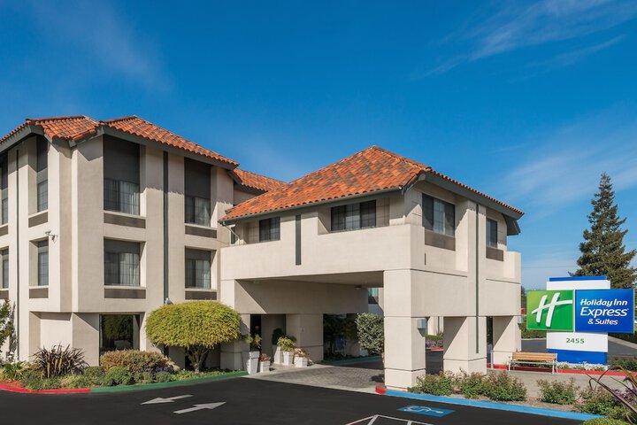Holiday Inn Express & Suites Santa Clara-Silicon Valley by IHG