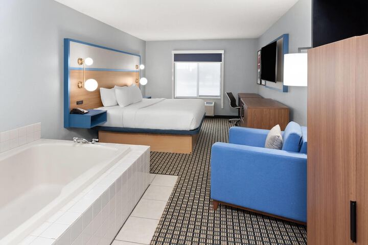 AmericInn by Wyndham Reedsburg