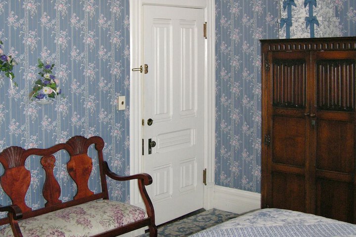 Room 27 of 65
