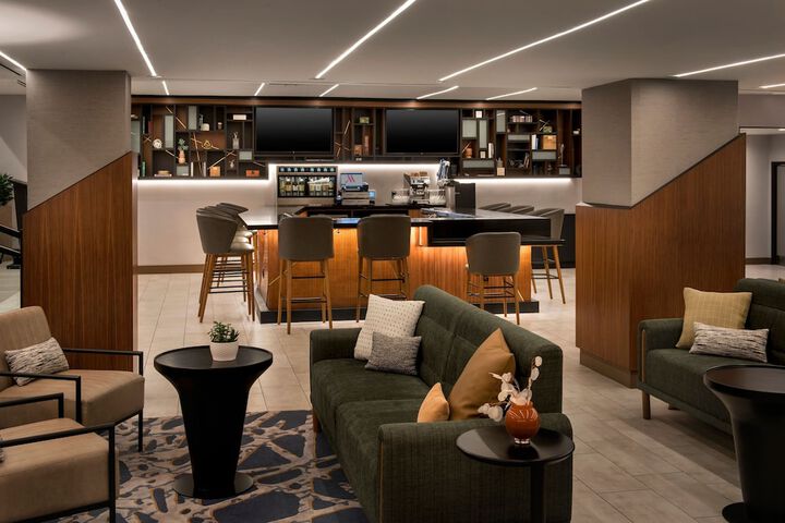 Lounge 43 of 50