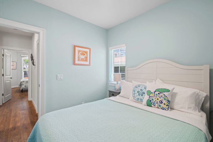 Sardinia Vacation Rental: Delightful Coastal Home near Vanderbilt Beach. Relax in a Private Pool and Spacious 4-BR Retreat with Modern Amenities. Ideal for Families. Minutes from Mercato and Local Attractions