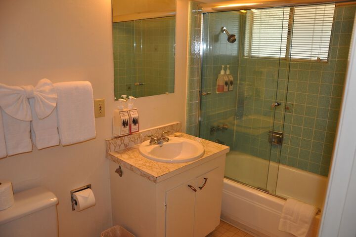 Cedar Inn & Suites