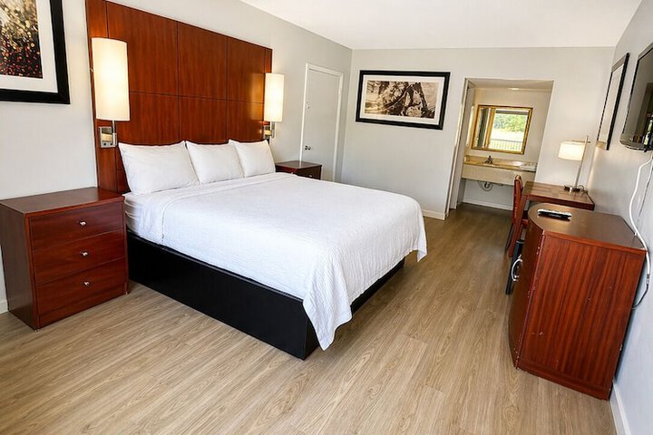 American Inn and Suites