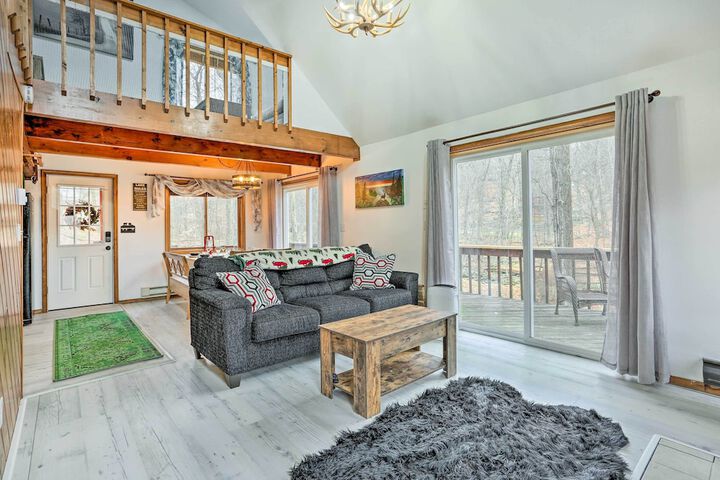 4 Mi to Tubing: Cozy Bushkill Cabin w / Deck!
