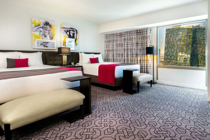Room 33 of 74