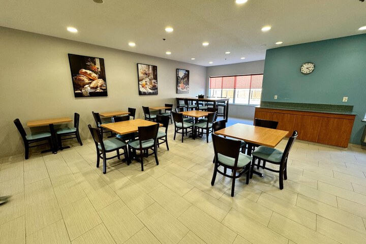 Days Inn & Suites by Wyndham Madison