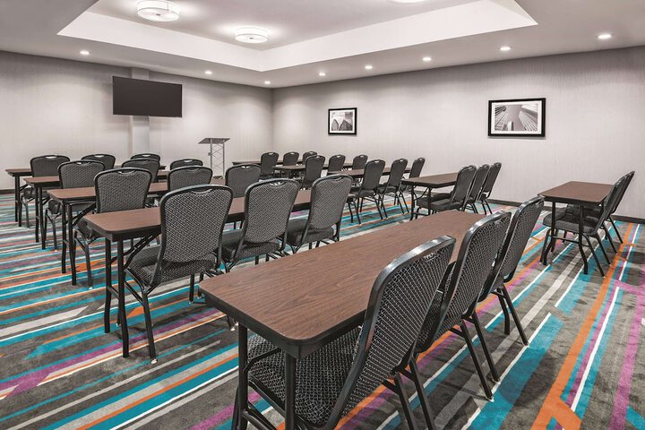 La Quinta Inn & Suites by Wyndham Dallas Grand Prairie North