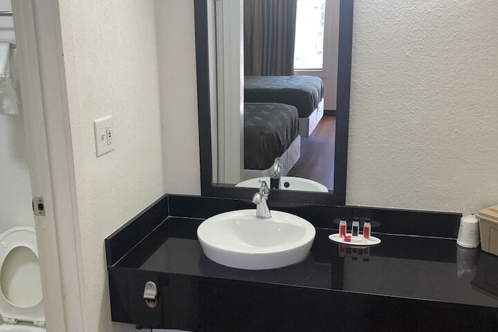 Room 9 of 16