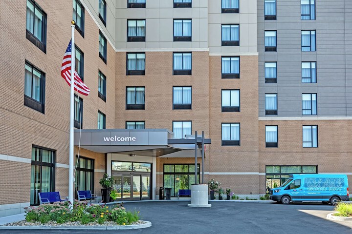 Hampton Inn & Suites Boston / Waltham