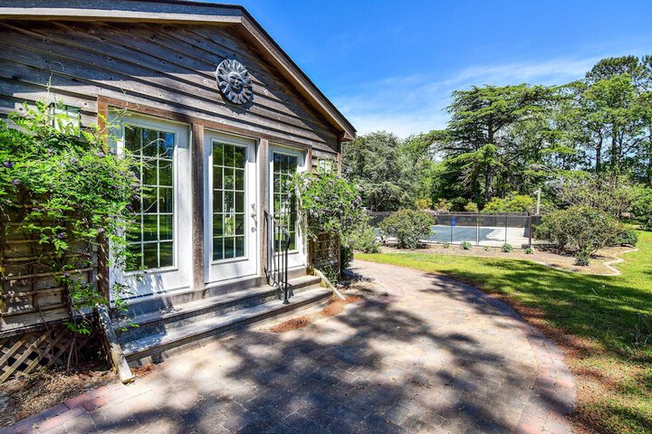 Bayfront Retreat w / Game Room + Outdoor Pool!