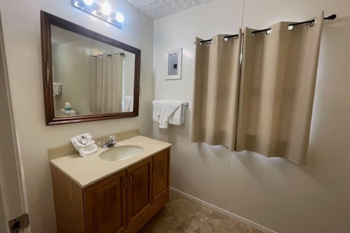 Room 46 of 213