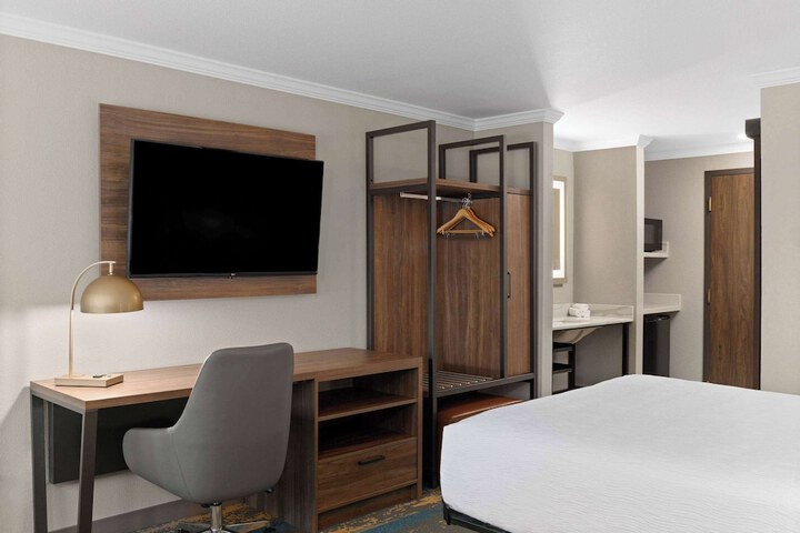 Room 80 of 97