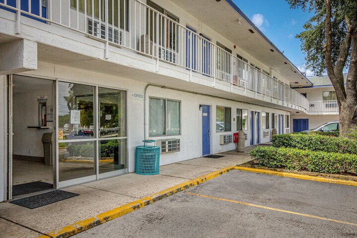 Motel 6 Conroe TX