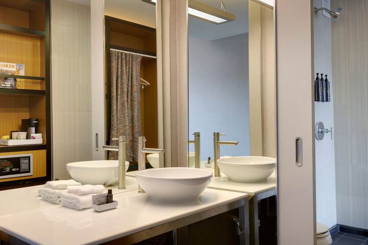 Room 32 of 76