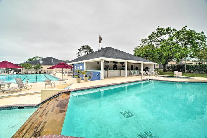 Beautiful Waterfront Condo on Lake Conroe w / Dock