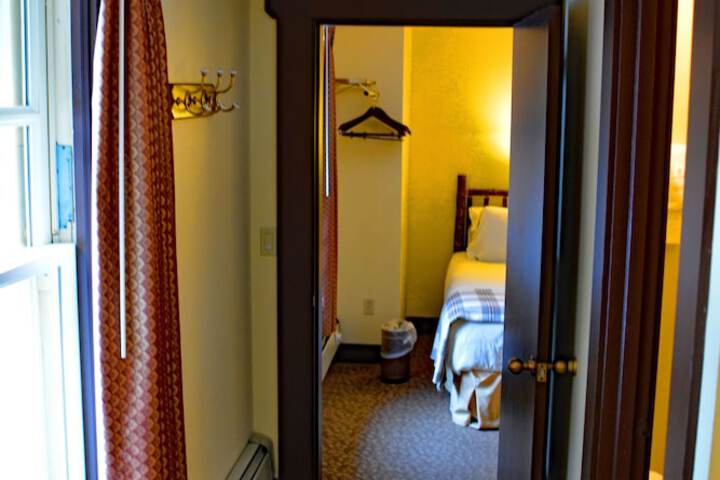 Room 34 of 63