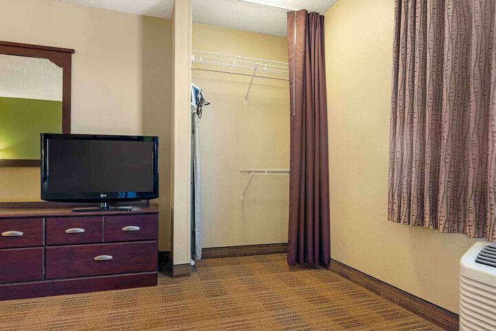 Room 28 of 33