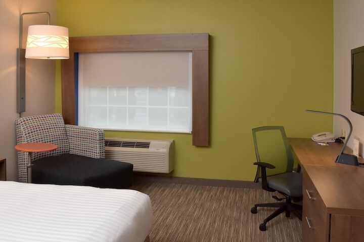 Room 10 of 34