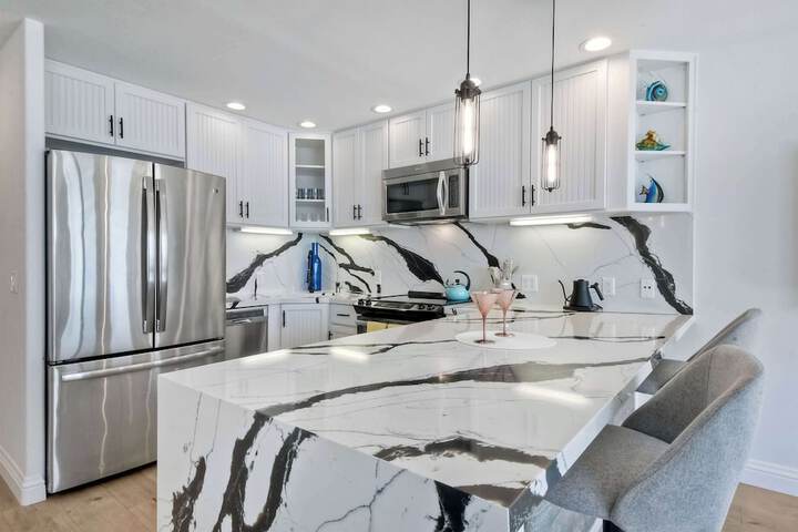 Solana Sunset Stunning Beachside Retreat for 4!