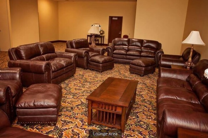 Lounge 46 of 68