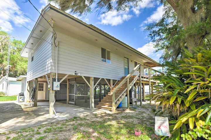 Renovated Crescent Lake Escape w / Waterfront Deck!