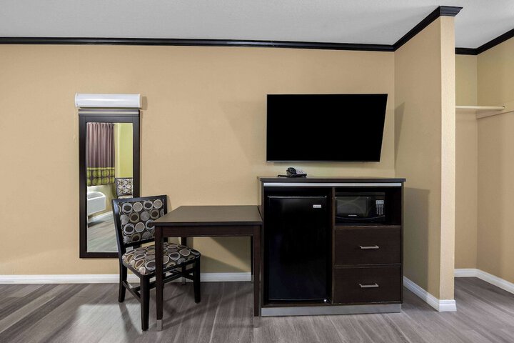 Super 8 by Wyndham Crescent City