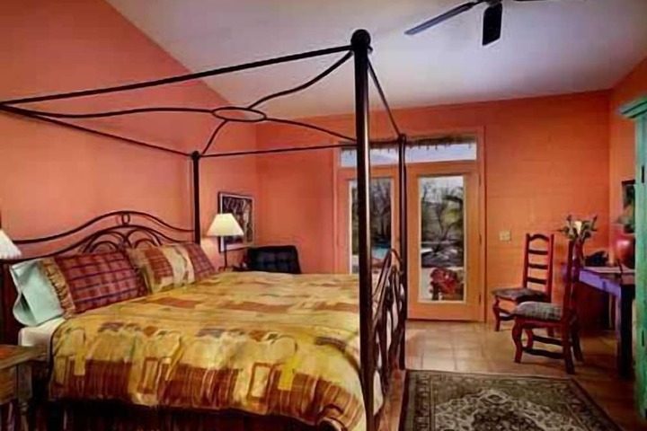 Room 8 of 33