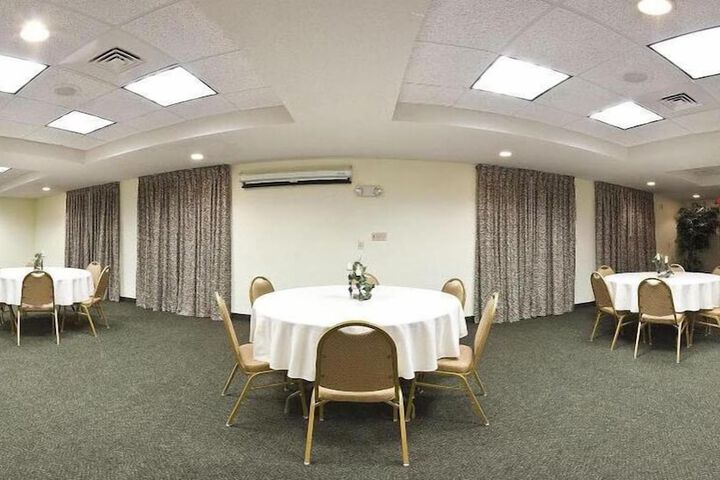Ballroom/Hall 43 of 44