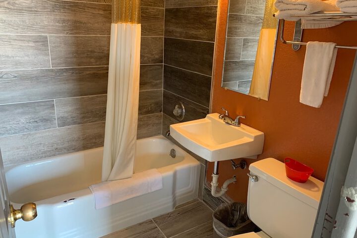 Room 10 of 32