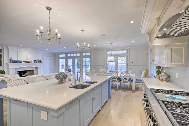 Shelter Island Retreat w / Outdoor Pool!