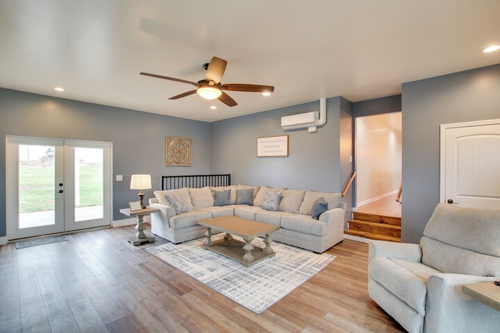 Chic Ste Genevieve Home w / Nice Interior Amenities