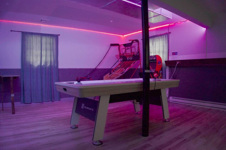 Poconos Retreat w / Game Room Hot Tub, & Sauna!