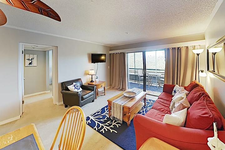 New Listing! Top-floor - Pool Walk To Beach 2 Bedroom Condo